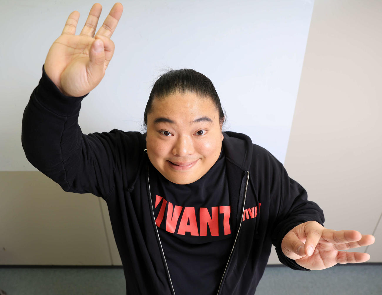 「神戸で皆さんとお会い出来たらうれしい」とVIVANTコンサートを前に、指揮者のポーズをとる富栄ドラム（撮影・浅見桂子）
