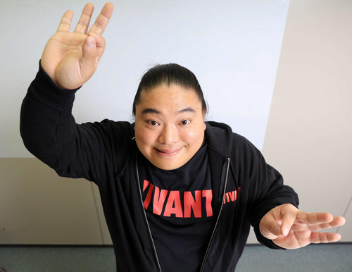 「神戸で皆さんとお会い出来たらうれしい」とVIVANTコンサートを前に、指揮者のポーズをとる富栄ドラム（撮影・浅見桂子）