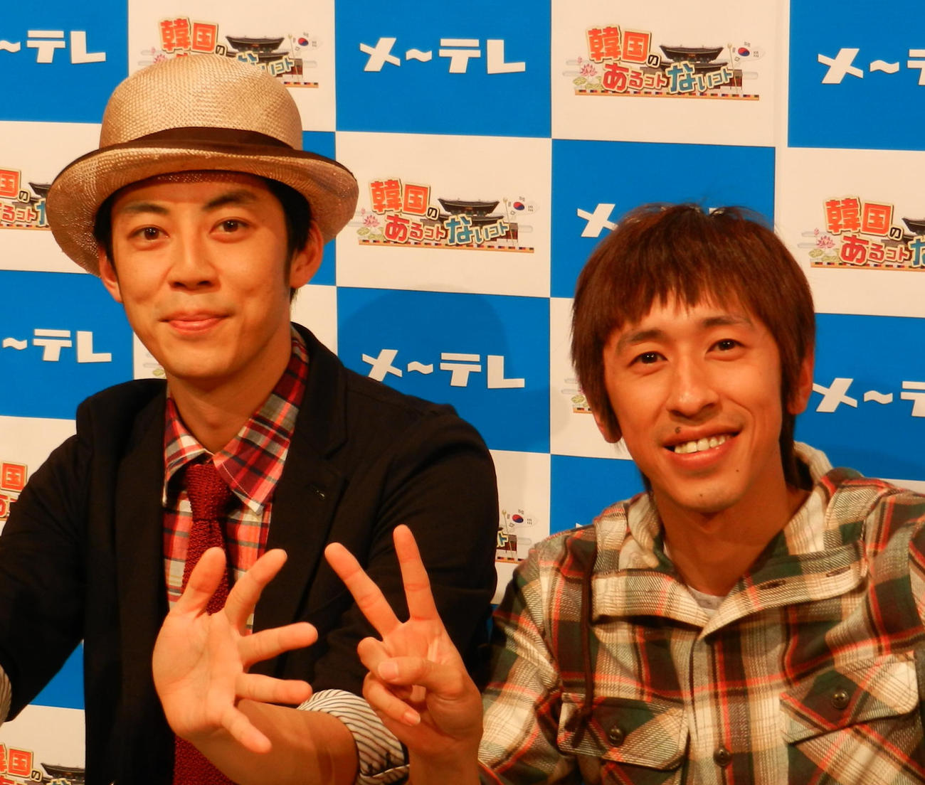 キングコング梶原雄太（右）と西野亮広（2012年5月撮影）
