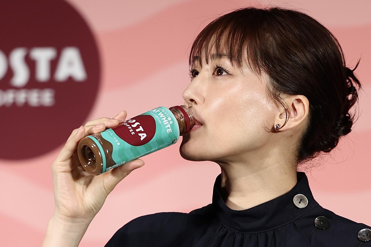 コスタコーヒーを試飲するブランドアンバサダーの綾瀬はるか（撮影・河田真司）