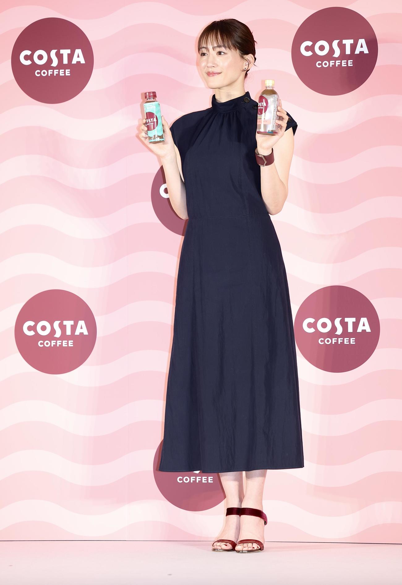 コスタコーヒーを手に写真に納まる綾瀬はるか（撮影・河田真司）