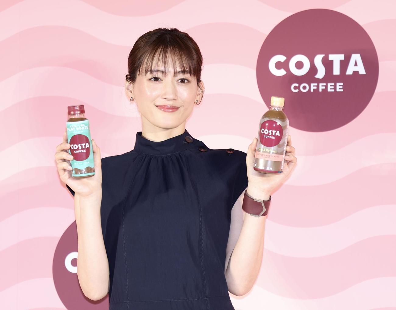 コスタコーヒーを手に写真に納まる綾瀬はるか（撮影・河田真司）