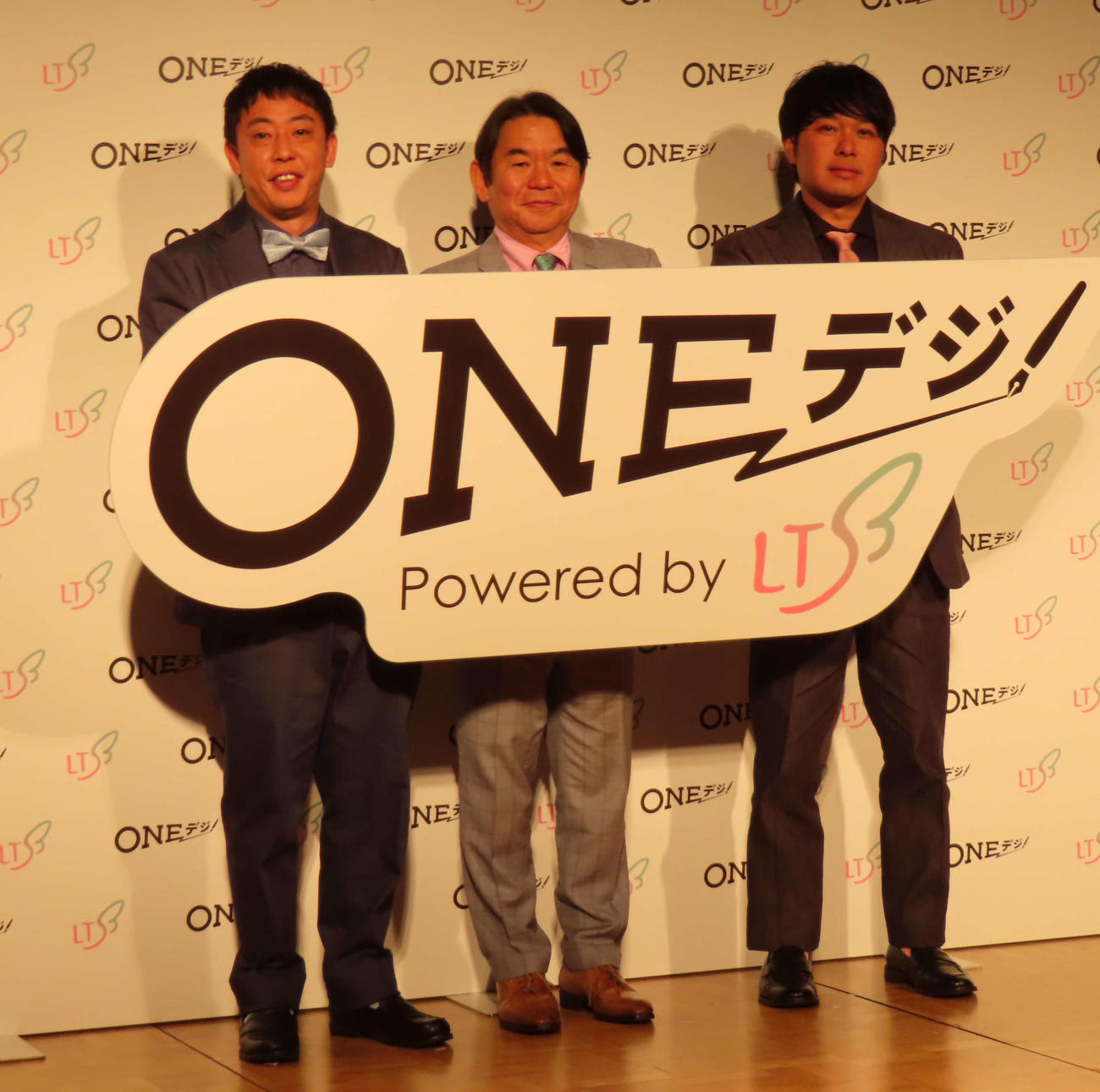 「ONEデジ！新サービスローンチ発表会」に出席したさらば青春の光の森田哲矢（左）と東ブクロ（右）。中央はリーテックス株式会社代表取締役の小倉隆志氏