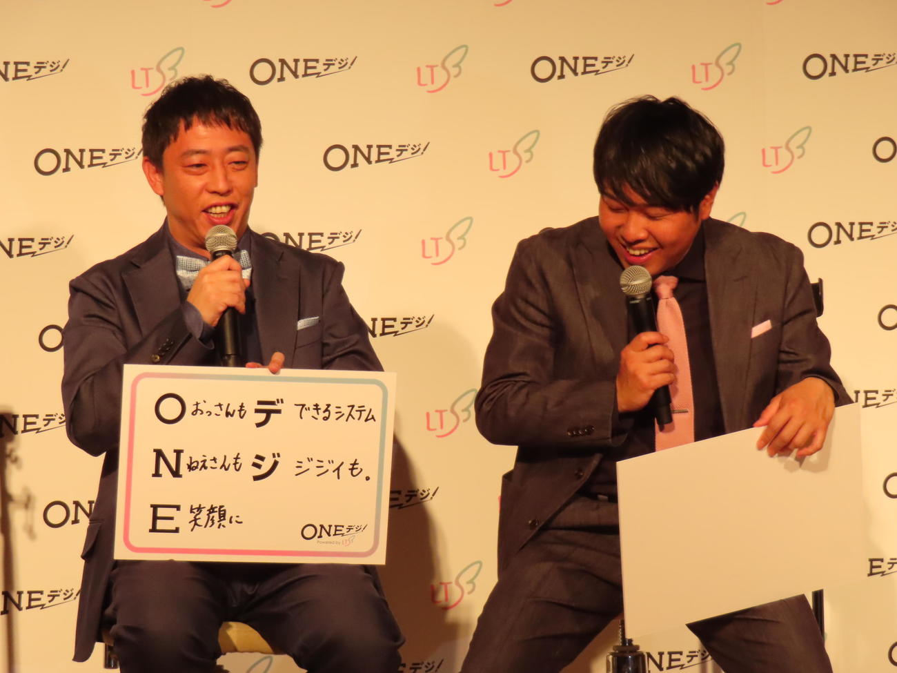 「ONEデジ！新サービスローンチ発表会」に出席したさらば青春の光の森田哲矢（左）と東ブクロ