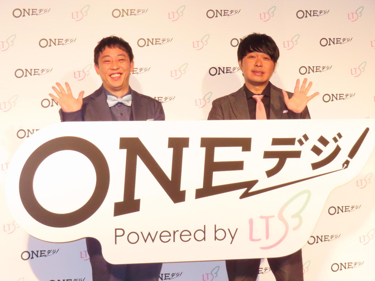 「ONEデジ！新サービスローンチ発表会」に出席したさらば青春の光の森田哲矢（左）と東ブクロ