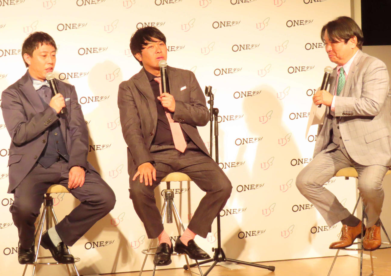 「ONEデジ！新サービスローンチ発表会」に出席したさらば青春の光の（左から）森田哲矢、東ブクロ。右はリーテックス株式会社代表取締役の小倉隆志氏