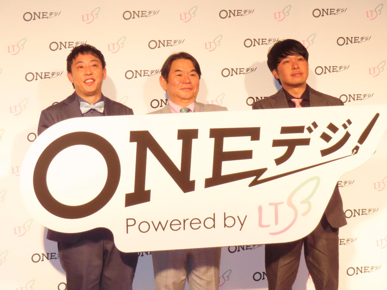 「ONEデジ！新サービスローンチ発表会」に出席したさらば青春の光の森田哲矢（左）と東ブクロ（右）。中央はリーテックス株式会社代表取締役の小倉隆志氏
