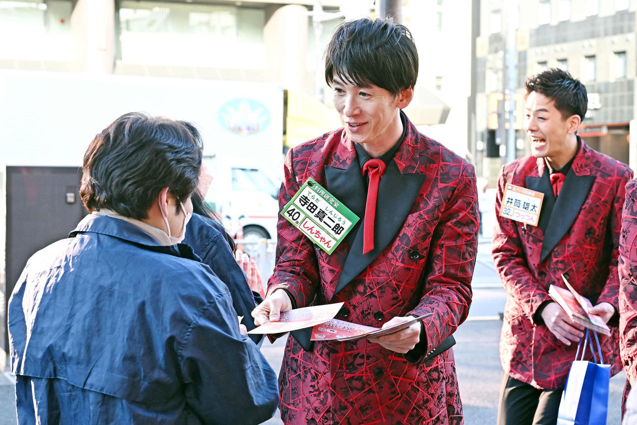 巣鴨地蔵商店街前でイベントのPRをするSHOW－WAの寺田真二郎（手前）と井筒雄太（撮影・滝沢徹郎）