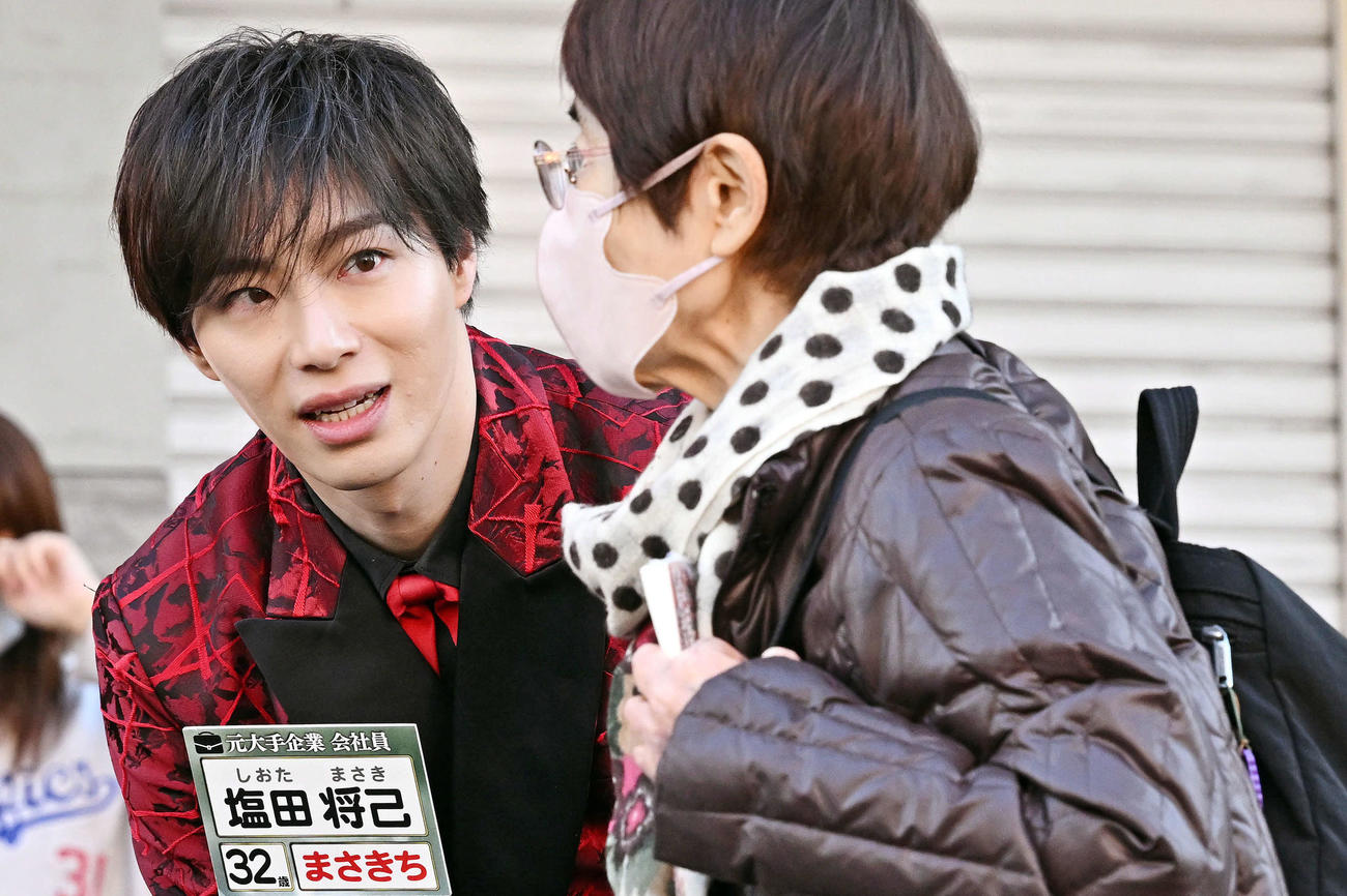 ティッシュ配りをするSHOW－WAの塩田将己（撮影・滝沢徹郎）