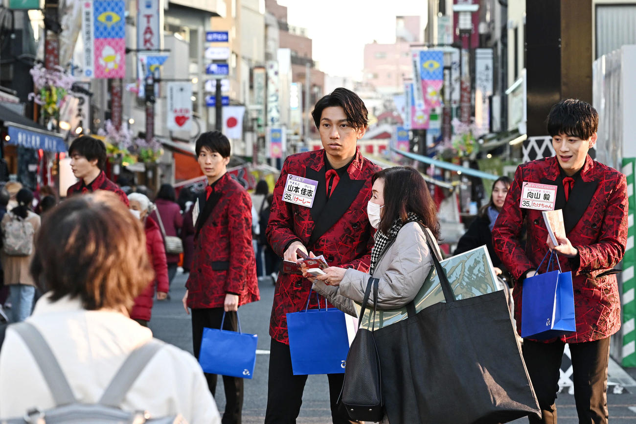 ティッシュ配りをするSHOW－WAのメンバー（撮影・滝沢徹郎）