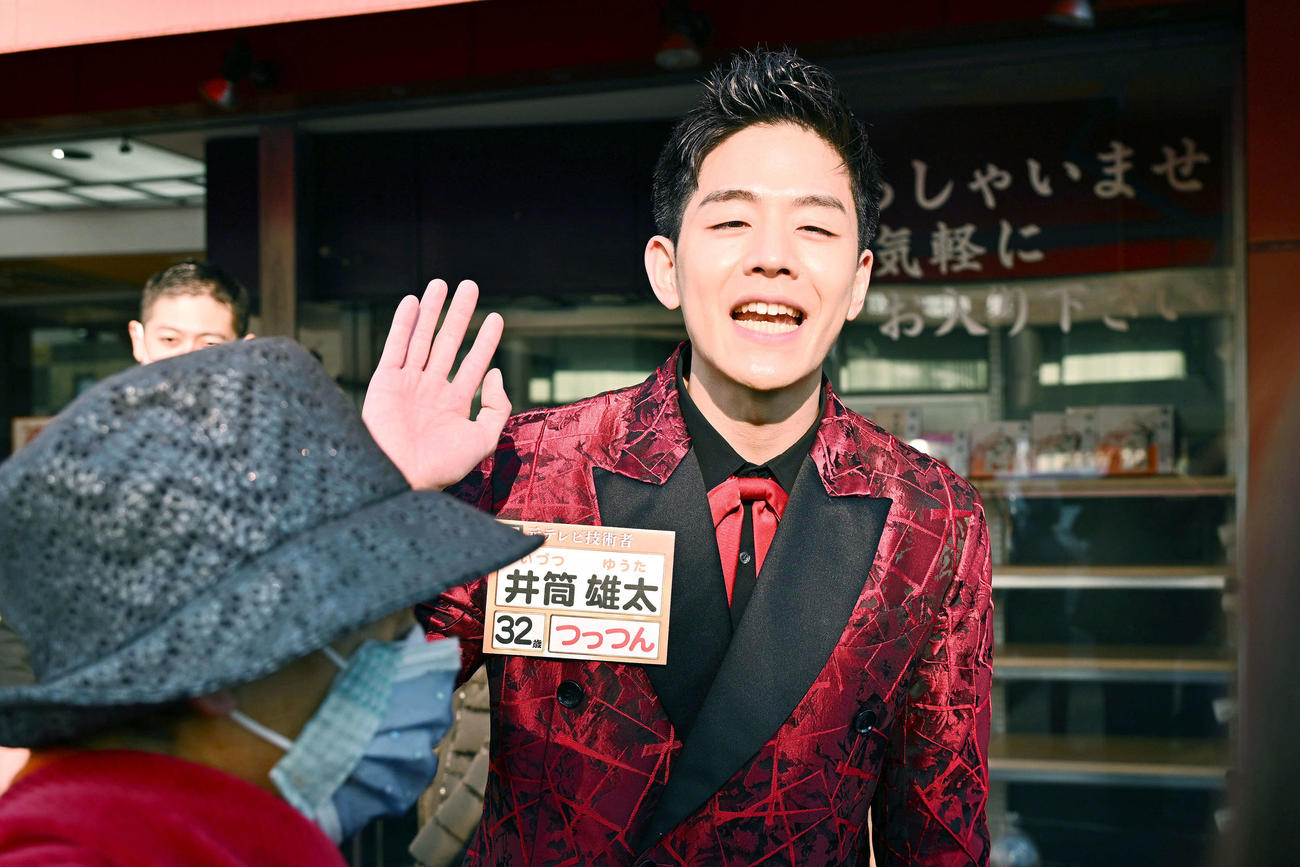 巣鴨地蔵商店街前でイベントのPRをするSHOW－WAの井筒雄太（撮影・滝沢徹郎）