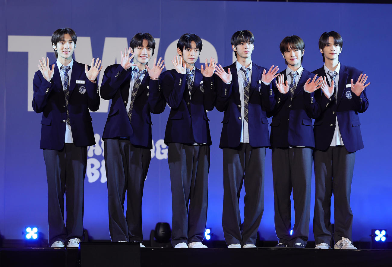 ミニアルバム発売記念ショールームに登場した、TWS。左からYOUNGJAE、JIHOON、HANJIN、DOHOON、KYUNGMIN、SHINYU（撮影・足立雅史）