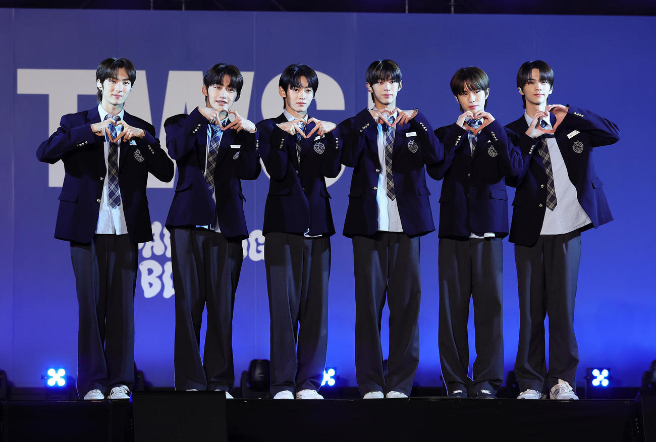 ミニアルバム発売記念ショールームに登場した、TWS。左からYOUNGJAE、JIHOON、HANJIN、DOHOON、KYUNGMIN、SHINYU（撮影・足立雅史）