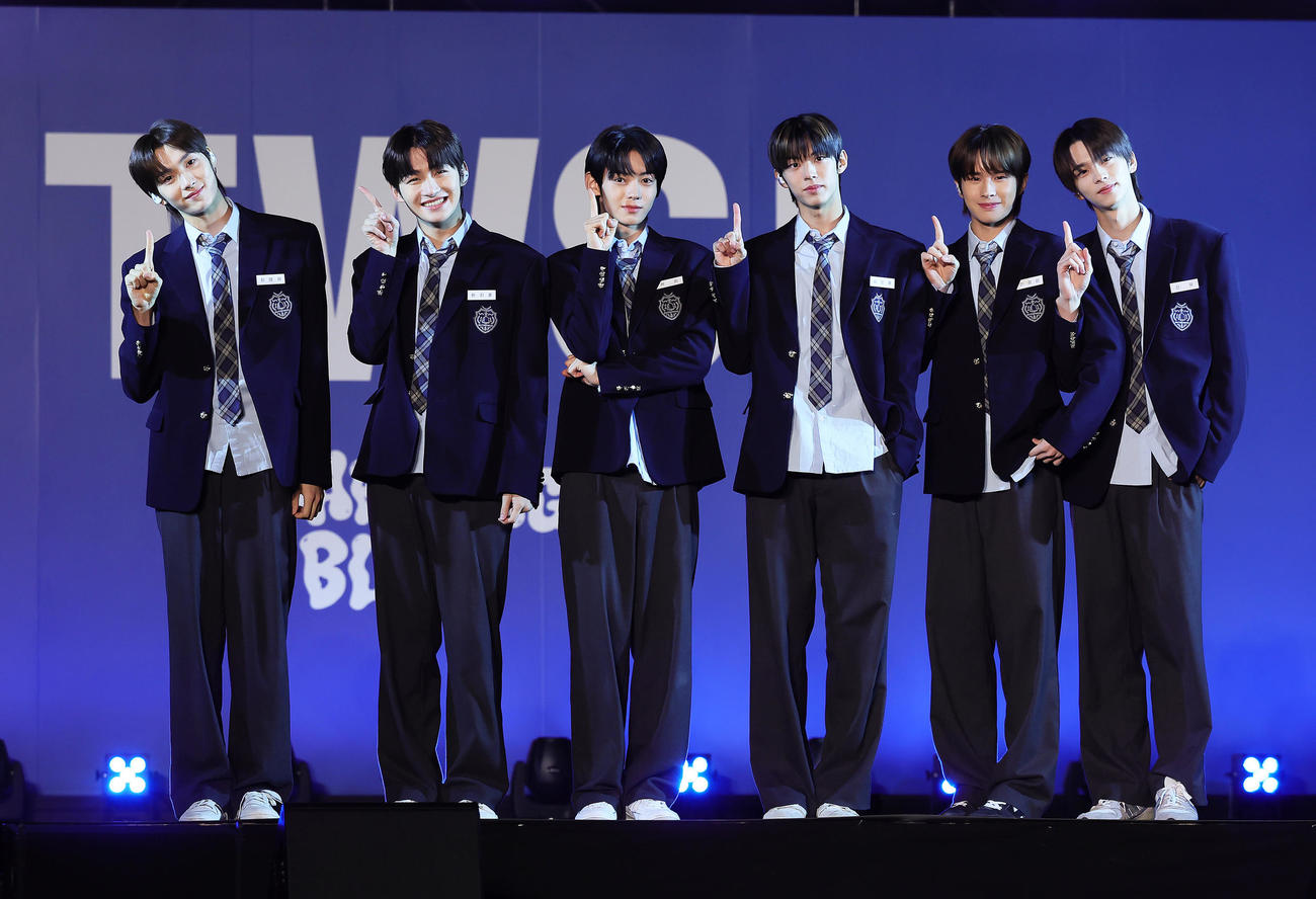 ミニアルバム発売記念ショールームに登場した、TWS。左からYOUNGJAE、JIHOON、HANJIN、DOHOON、KYUNGMIN、SHINYU（撮影・足立雅史）