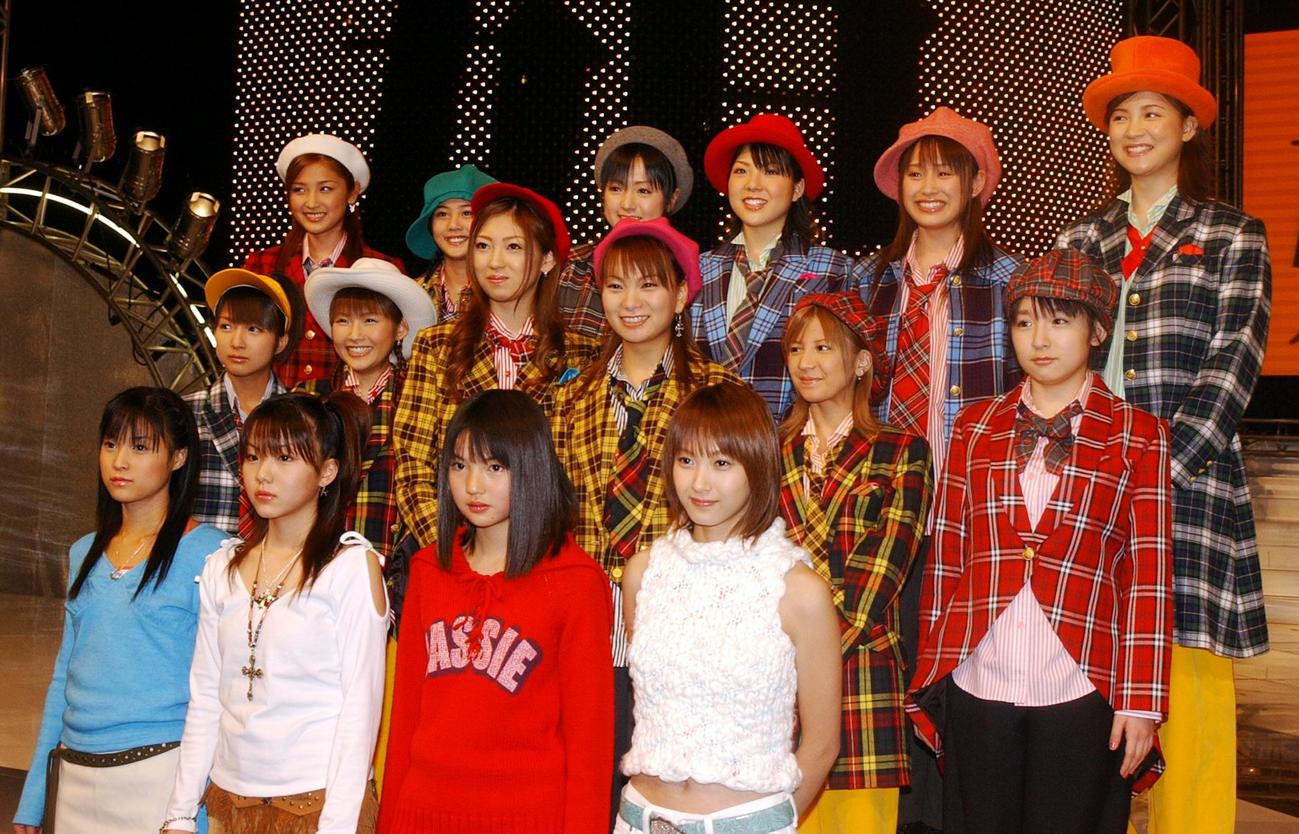 16名の新生「モーニング娘。」　前列左から新メンバーの亀井絵里、田中れいな、道重さゆみ、藤本美貴、中列左から辻希美、安倍なつみ、飯田圭織、保田圭、矢口真里、加護亜依、後列左から石川梨華、新垣里沙、紺野あさ美、小川麻琴、高橋愛、吉沢ひとみ（2003年1月撮影）