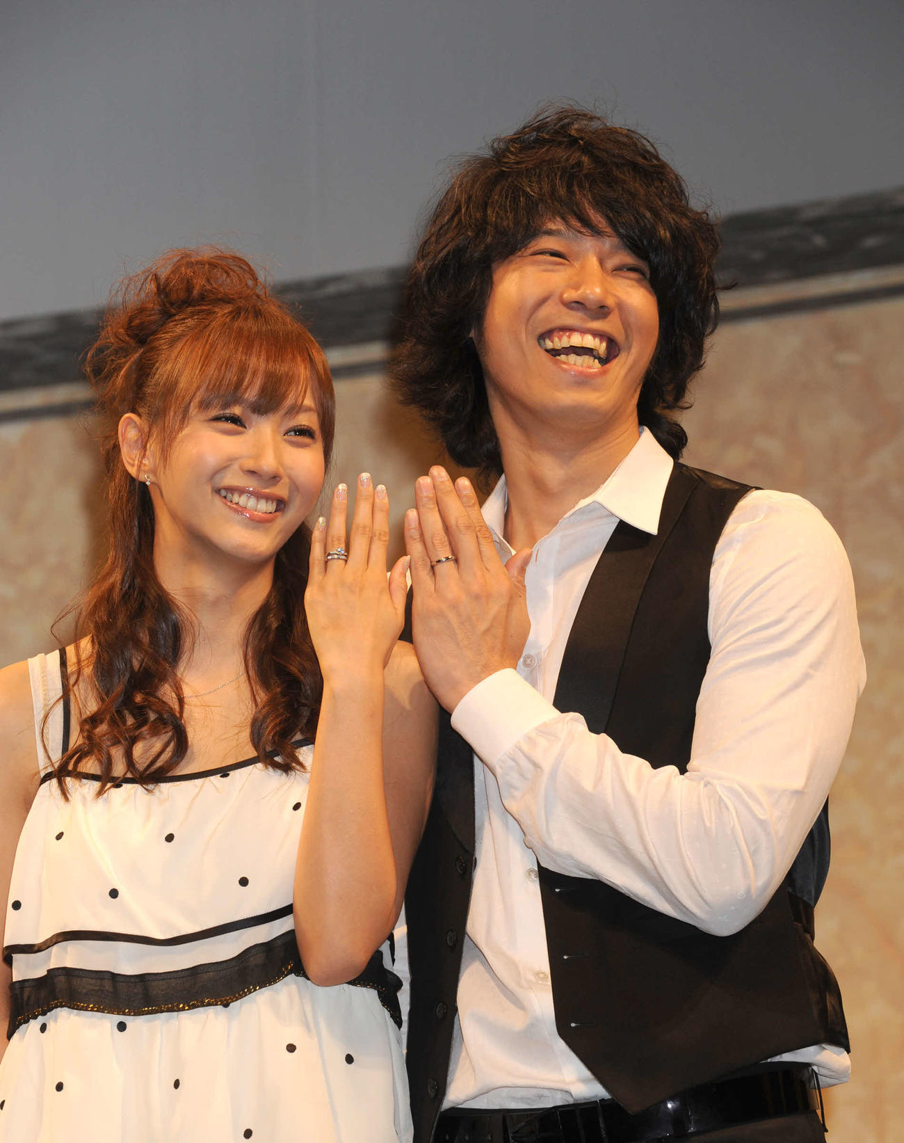 藤本美貴・庄司智春結婚会見　結婚指輪を披露する藤本美貴（左）と庄司智春（2009年7月撮影）