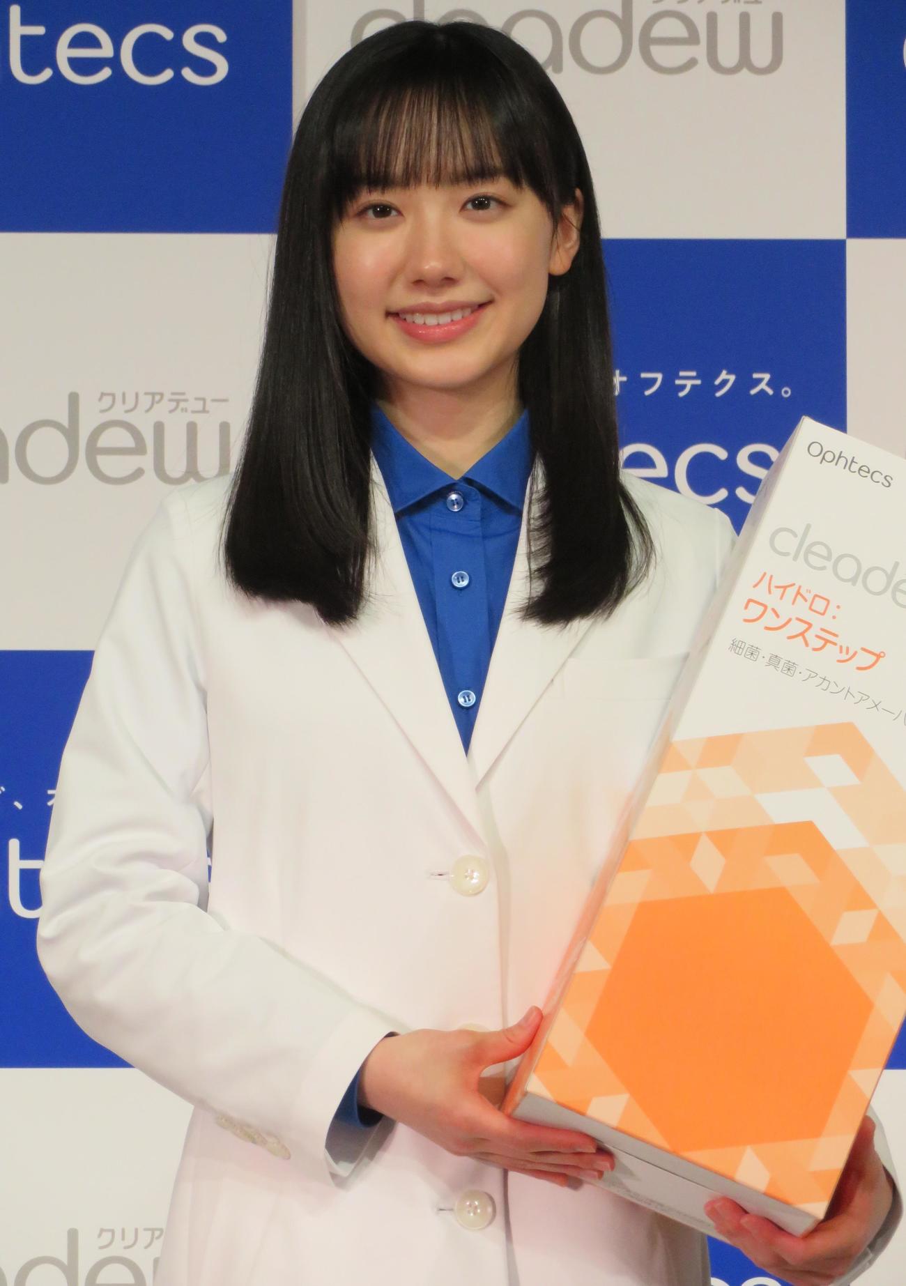 白衣姿でCM発表会に参加した芦田愛菜