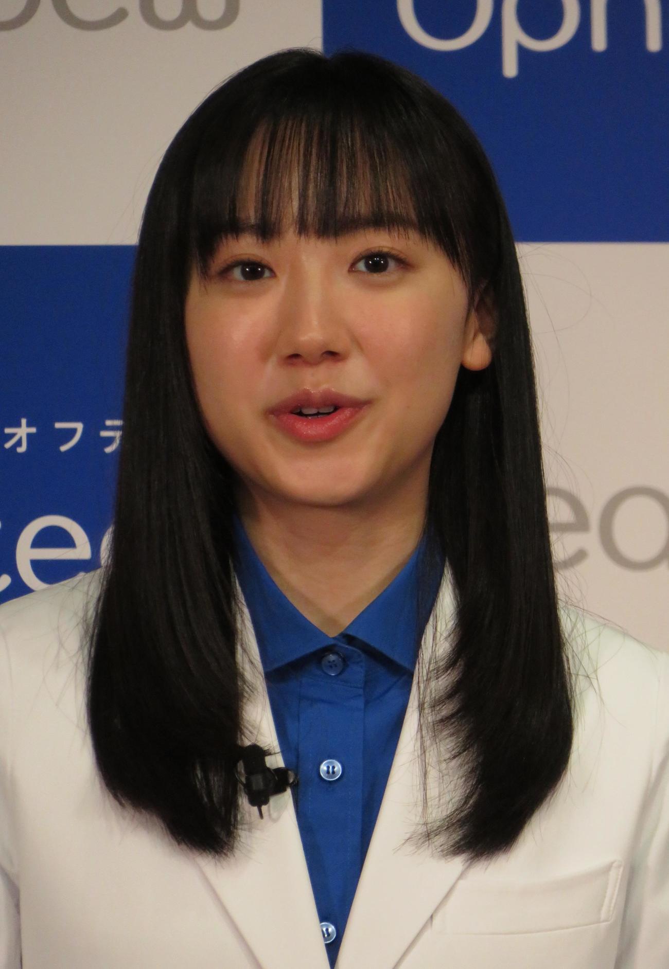 白衣姿でCM発表会に参加した芦田愛菜