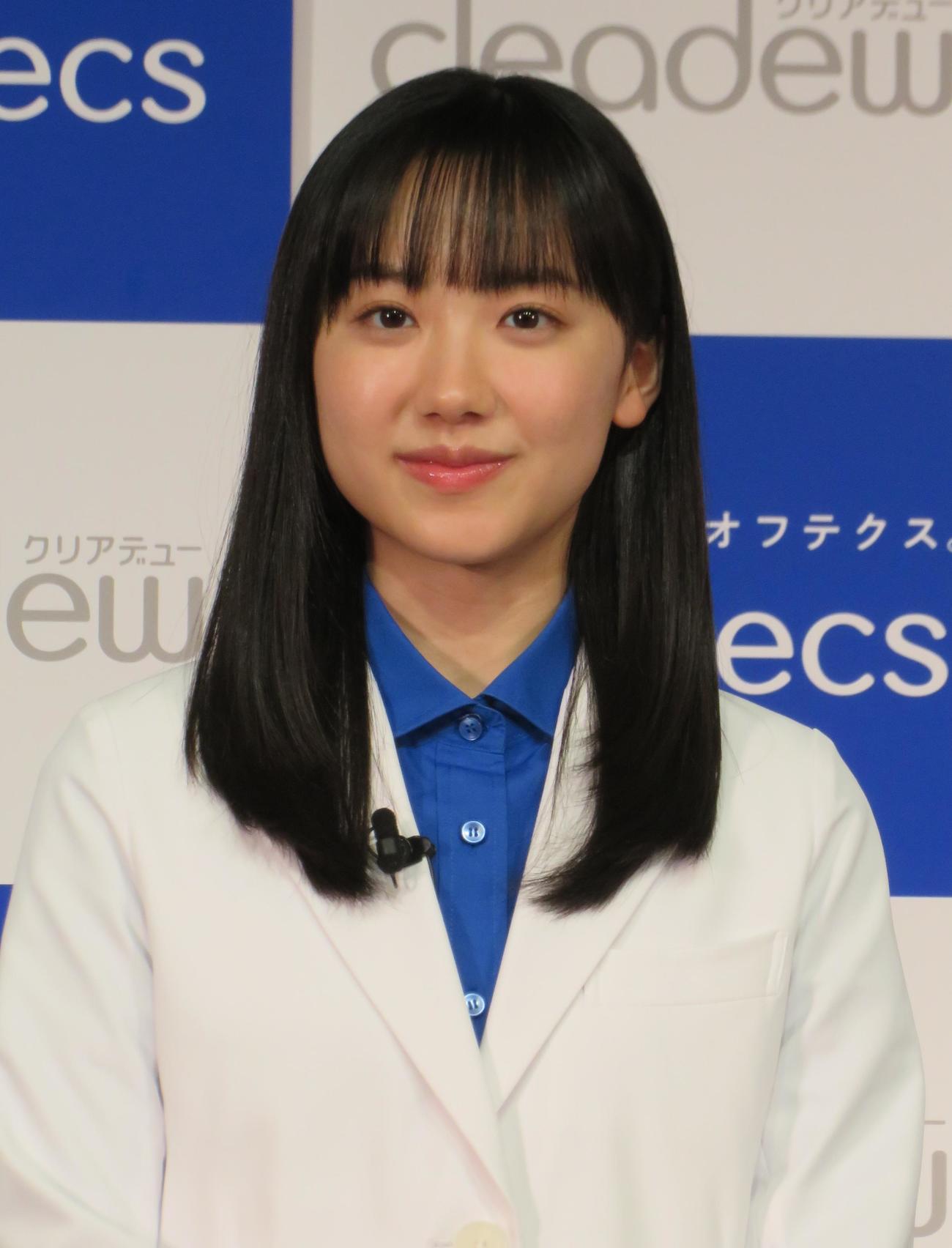 白衣姿でCM発表会に参加した芦田愛菜