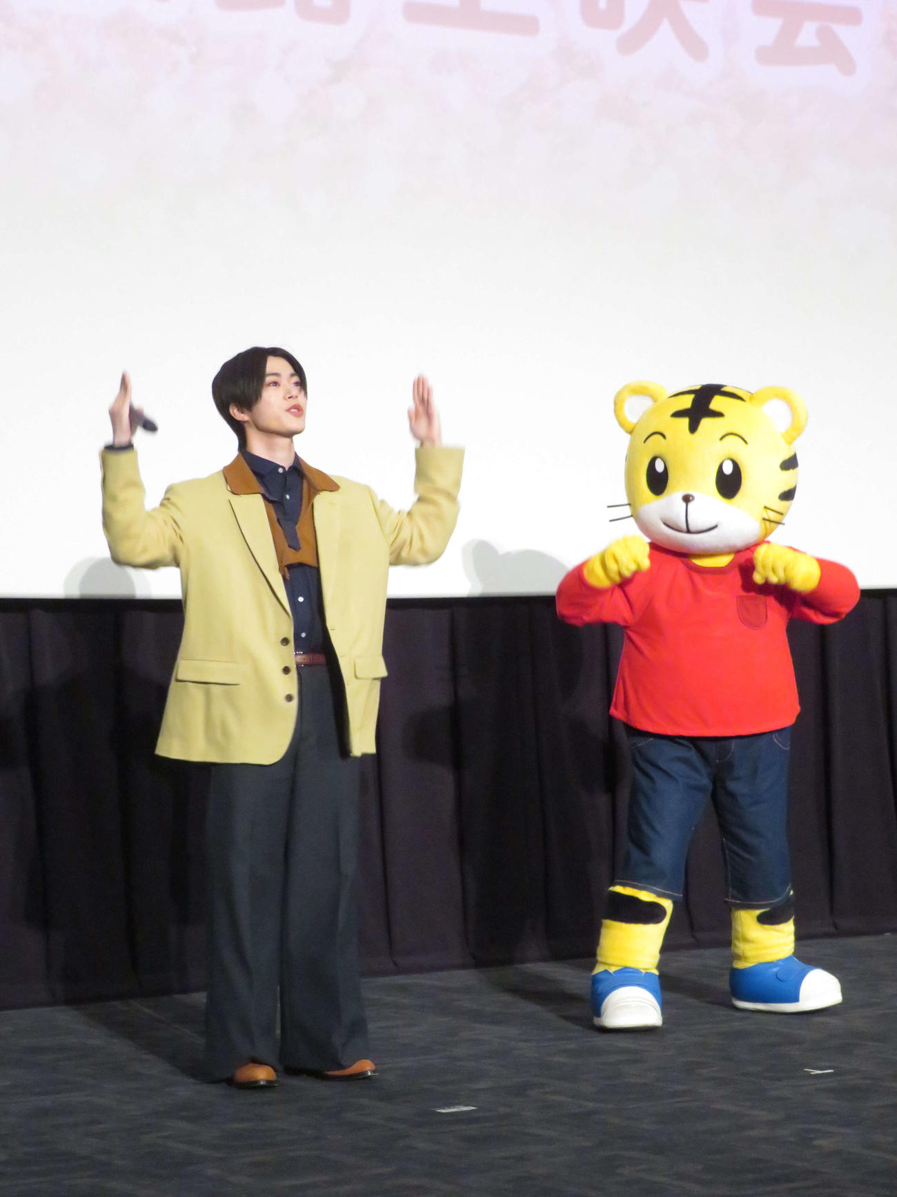 映画しまじろう「ミラクルじまのなないろカーネーション」完成披露イベントに出席し、しまじろうとダンスを披露したJO1木全翔也