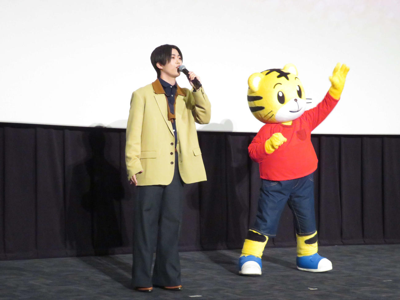 映画しまじろう「ミラクルじまのなないろカーネーション」完成披露イベントに出席したJO1木全翔也としまじろう