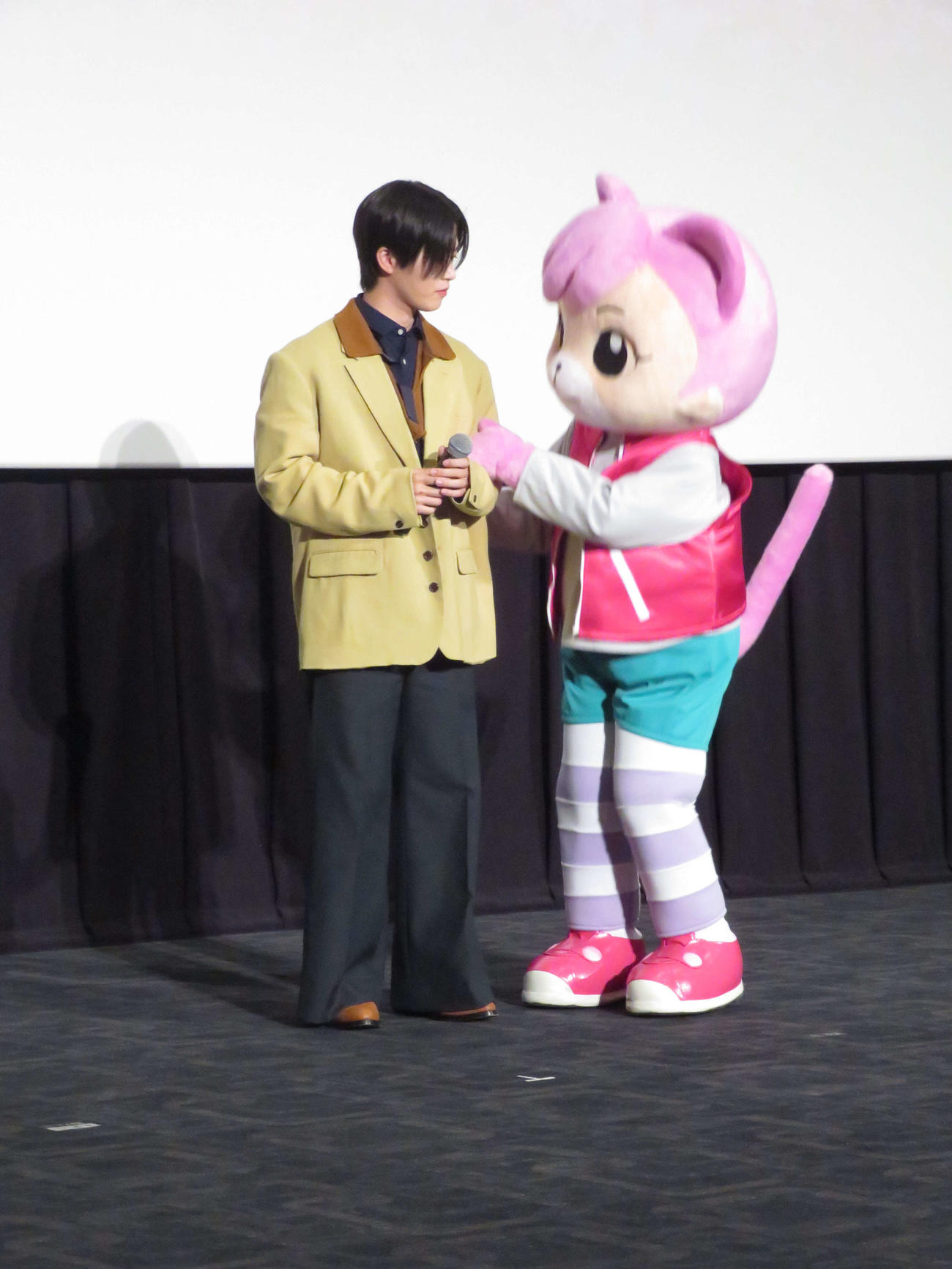 映画しまじろう「ミラクルじまのなないろカーネーション」完成披露イベントに出席し、にゃっきいに絡まれるJO1木全翔也