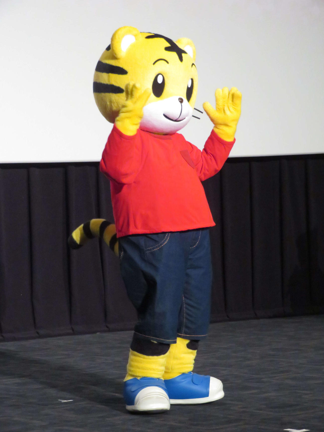 映画しまじろう「ミラクルじまのなないろカーネーション」完成披露イベントに登場したしまじろう