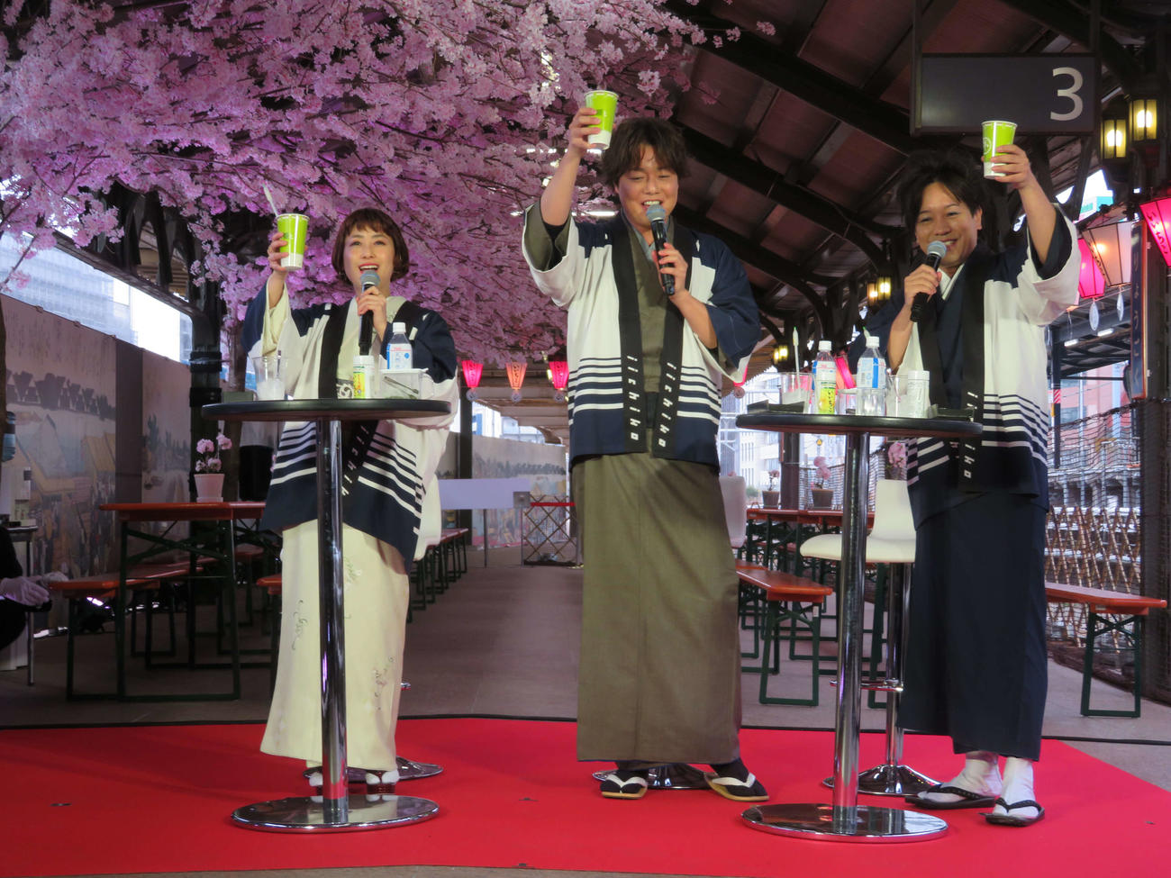 三和酒類「いい茶こ　桜ステーション」オープニングセレモニーで乾杯する、左からIMALU、ぺこぱのシュウペイ、松陰寺太勇（撮影・村上幸将）