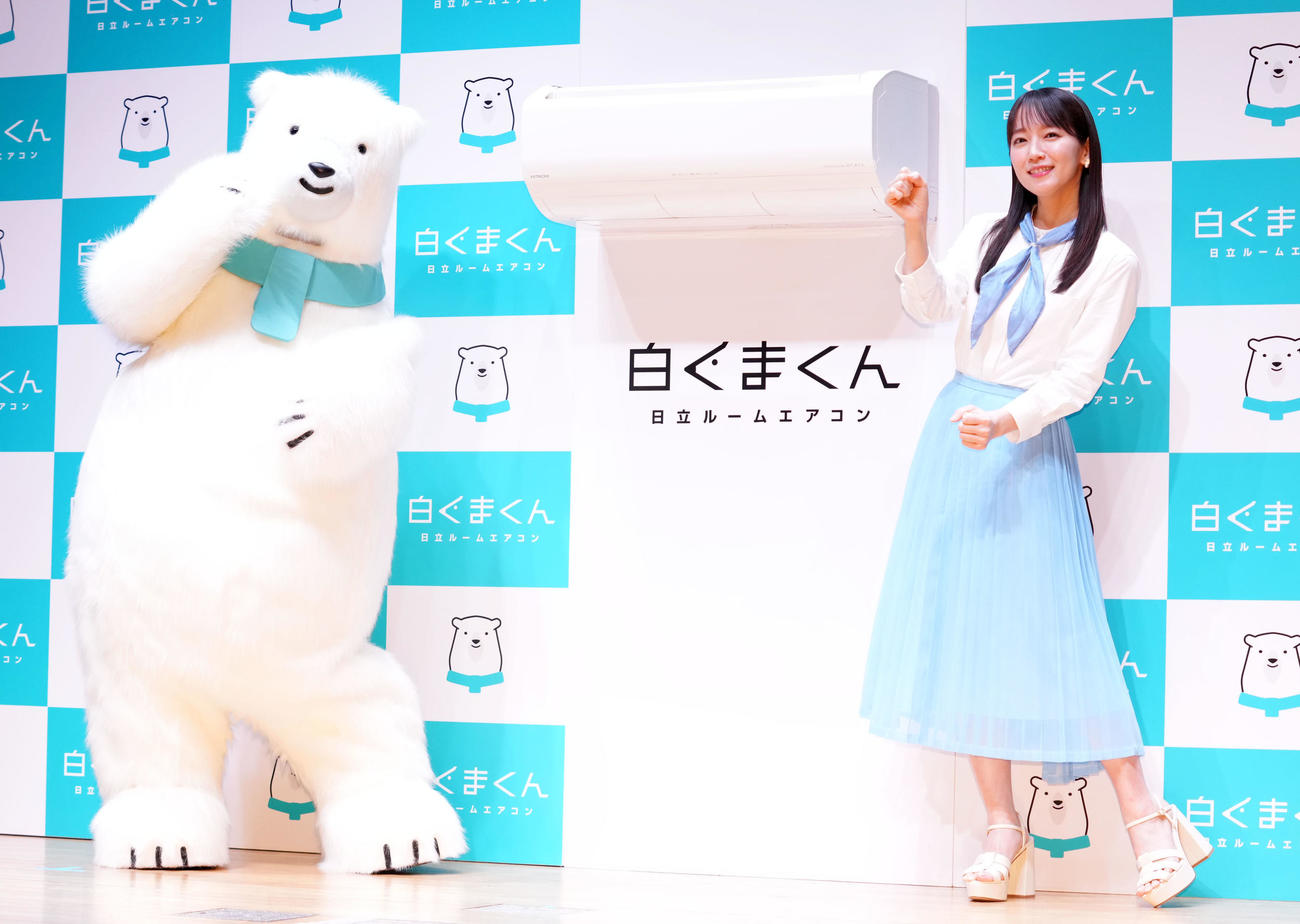 ピキジャバダンスを披露する吉岡里帆（右）と白くまくん（撮影・横山健太）