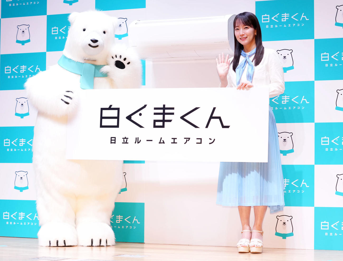 笑顔で手を振る吉岡里帆（右）と白くまくん（撮影・横山健太）