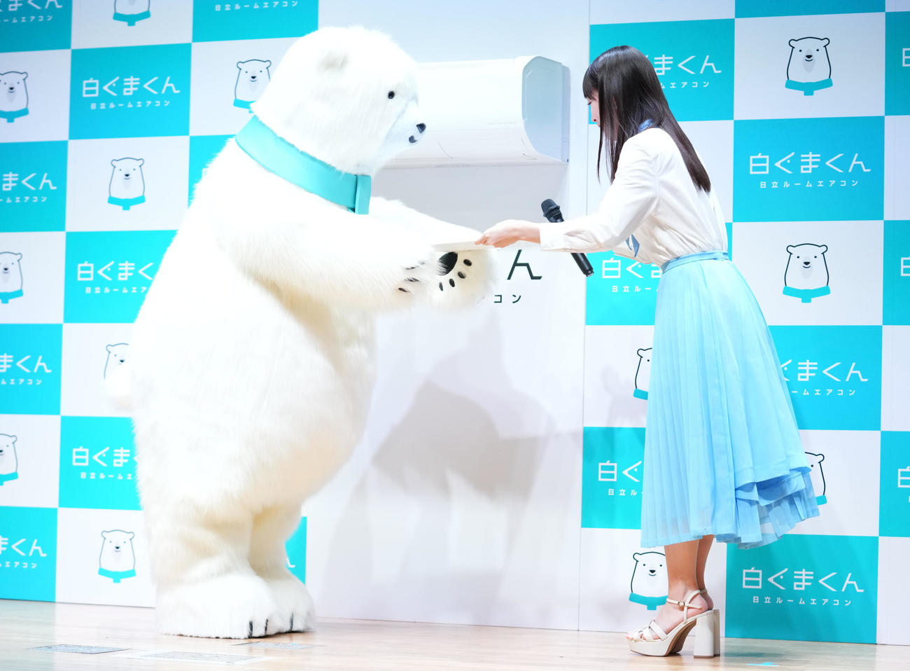 白くまくん（左）から辞令を受け取る吉岡里帆（撮影・横山健太）