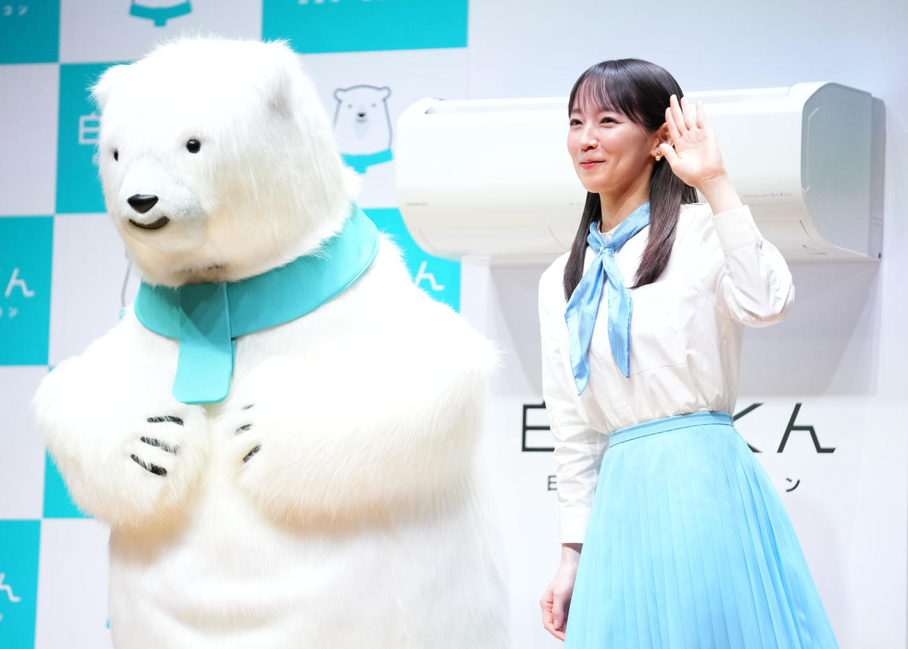笑顔で手を振る吉岡里帆（右）と白くまくん（撮影・横山健太）