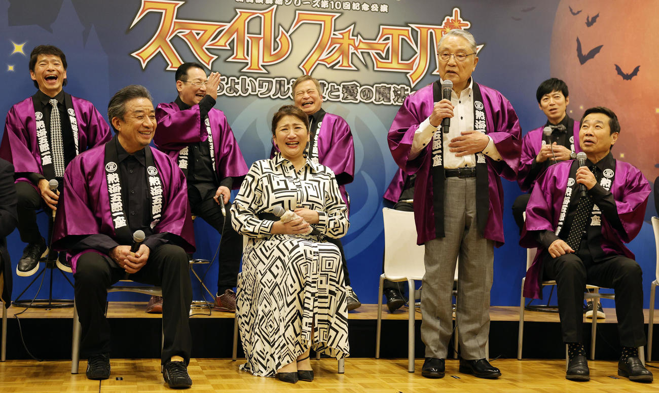 熱海五郎一座「スマイル　フォーエバー～ちょいワル淑女と愛の魔法」制作発表のあいさつで、共演者の爆笑を誘うを行った伊東四朗（前列右から2人目）。前列左から渡辺正行、松下由樹、1人おいて三宅裕司。後列左から後列左から深沢邦之、春風亭昇太、ラサール石井、東貴博（撮影・野上伸悟）