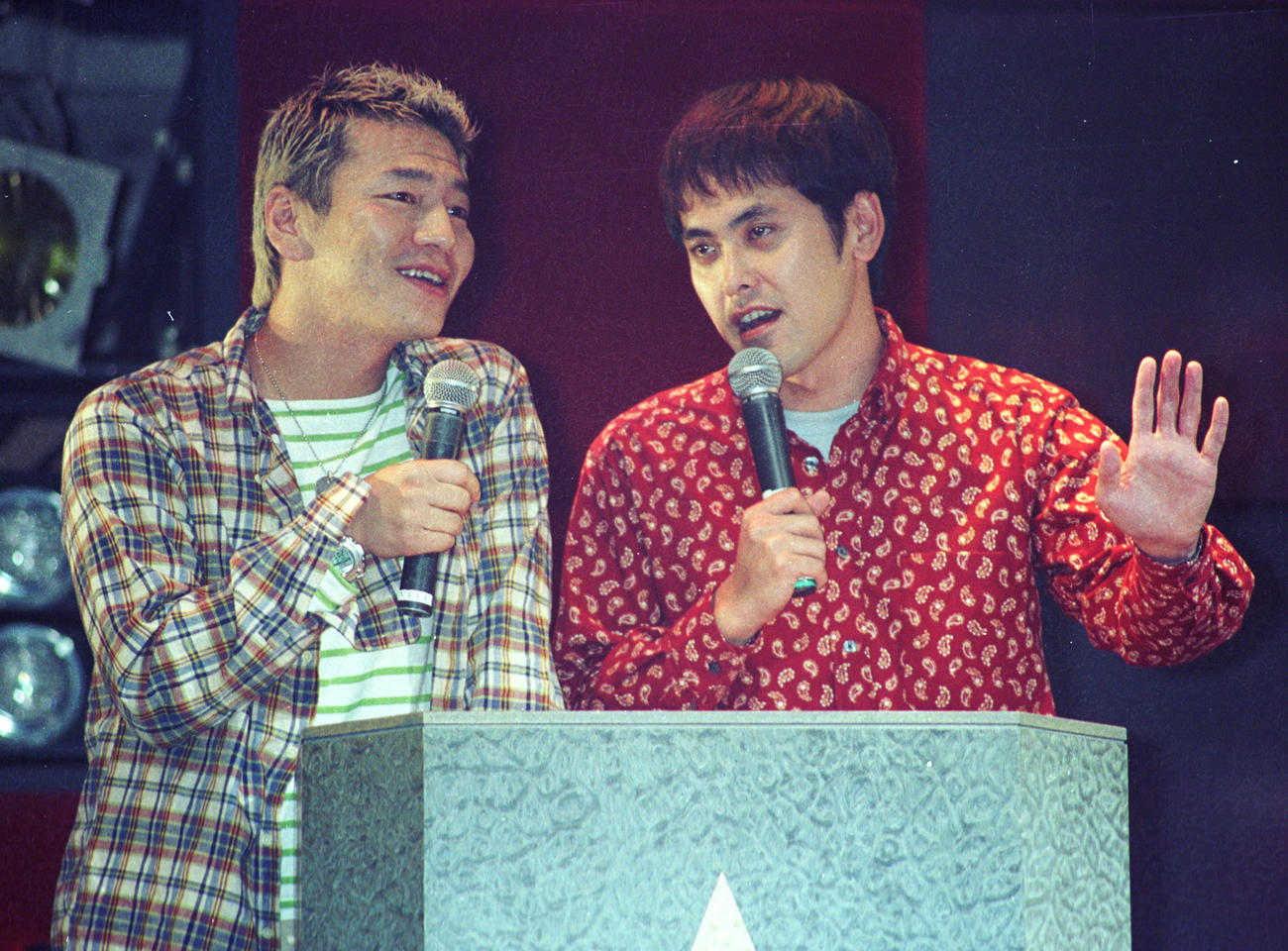 海砂利水魚時代の上田晋也（左）、有田哲平（1999年10月撮影）
