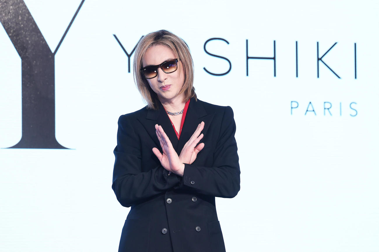 フォトセッションでポーズを決めるYOSHIKI（撮影・足立雅史）