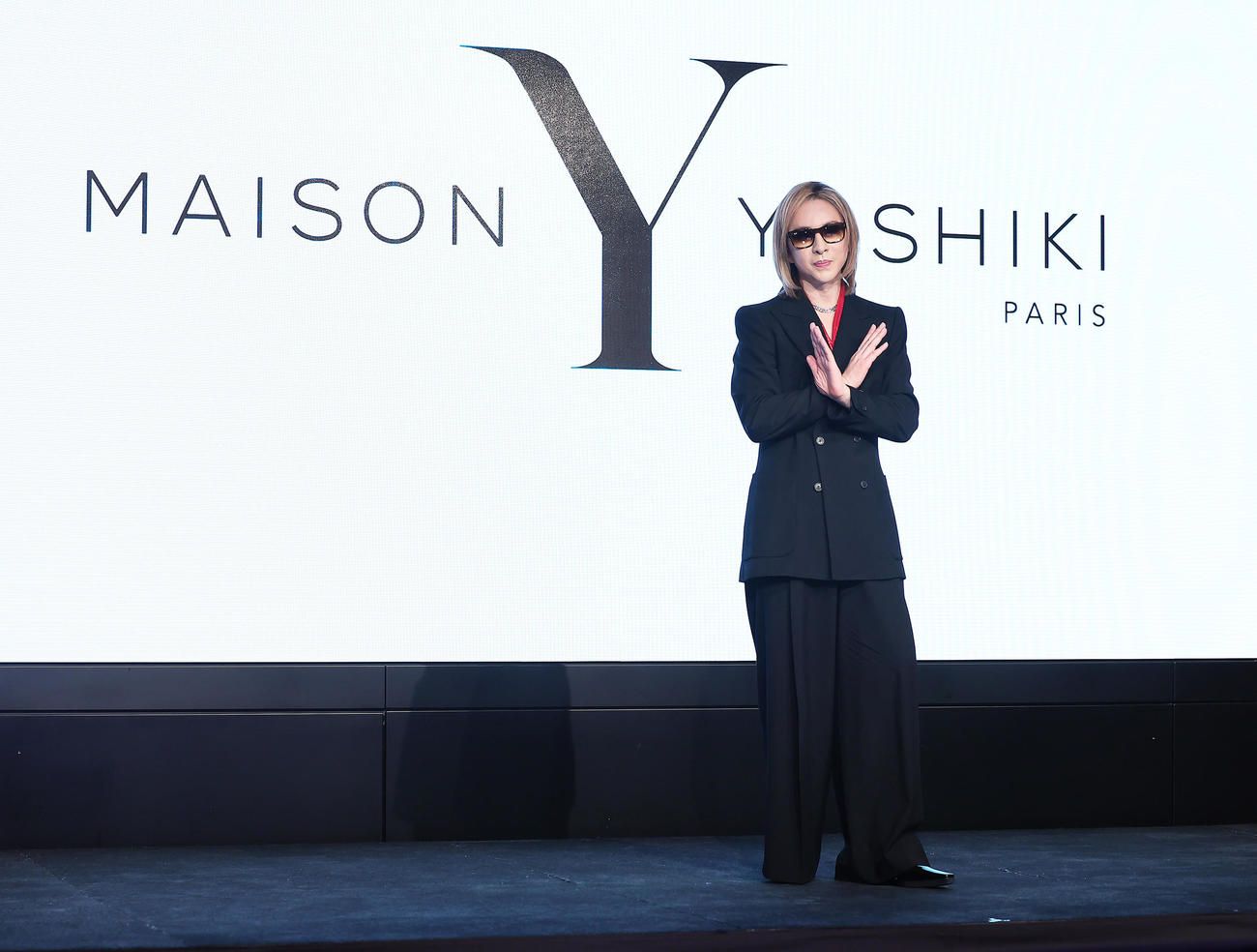 フォトセッションでポーズを決めるYOSHIKI（撮影・足立雅史）