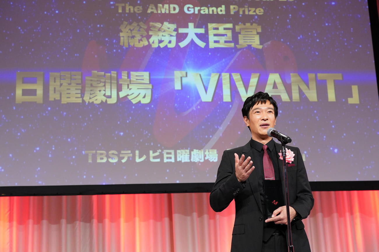 総務大臣賞を受賞し、登壇するTBS系日曜劇場「VIVANT」主演の堺雅人（撮影・小沢裕）