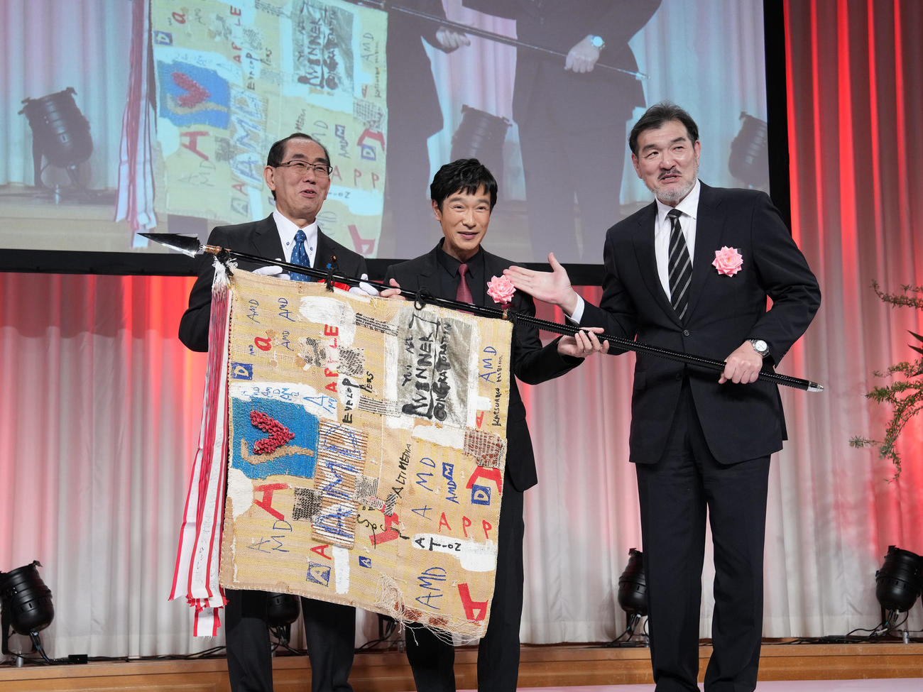 記念撮影に臨む、左から松本剛明総務相、TBS系日曜劇場「VIVANT」主演の堺雅人、福澤克雄監督（撮影・小沢裕）