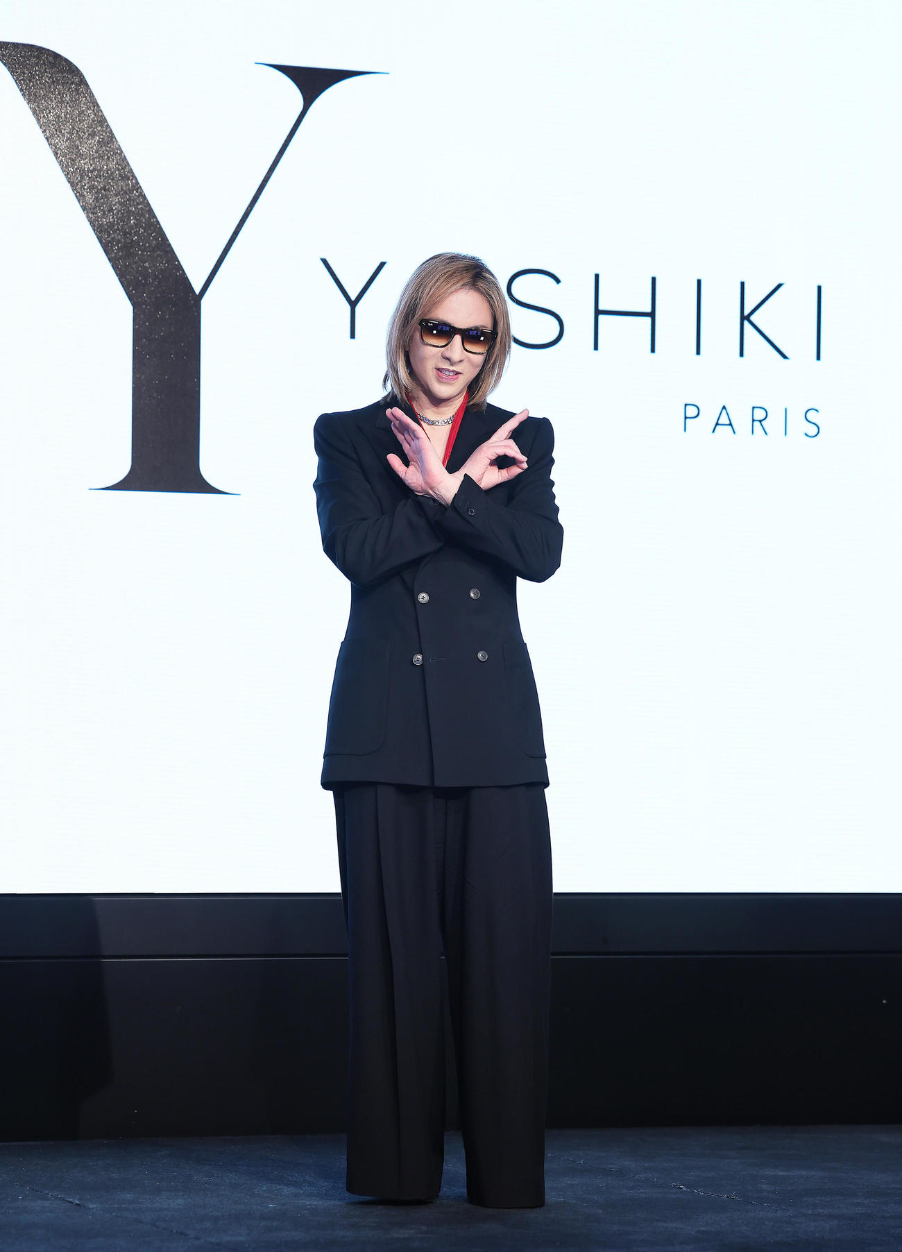 フォトセッションでポーズを決めるYOSHIKI（撮影・足立雅史）