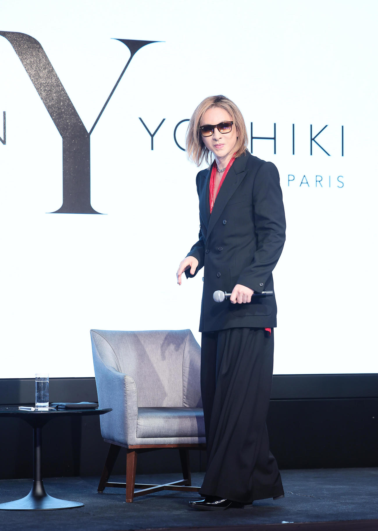 会見に臨むYOSHIKI（撮影・足立雅史）