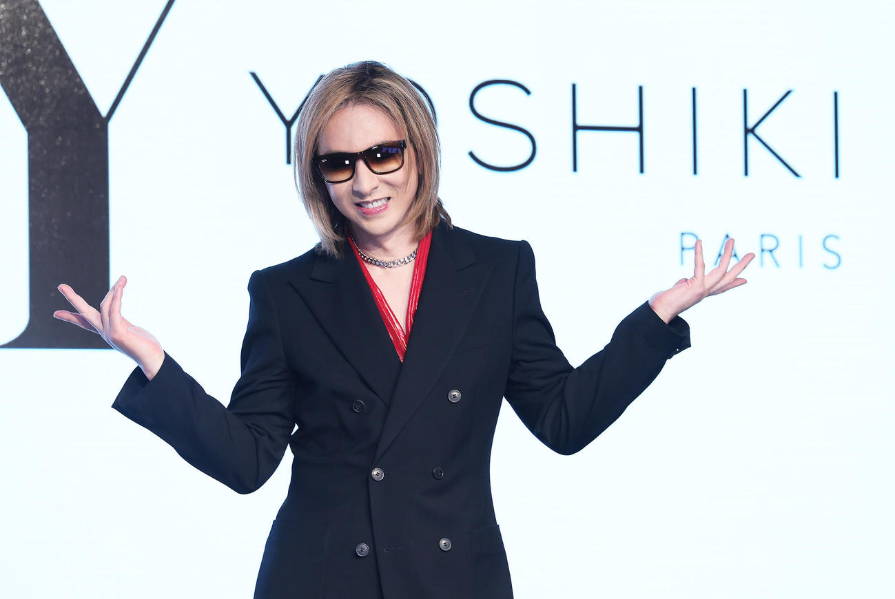フォトセッションでポーズを決めるYOSHIKI（撮影・足立雅史）