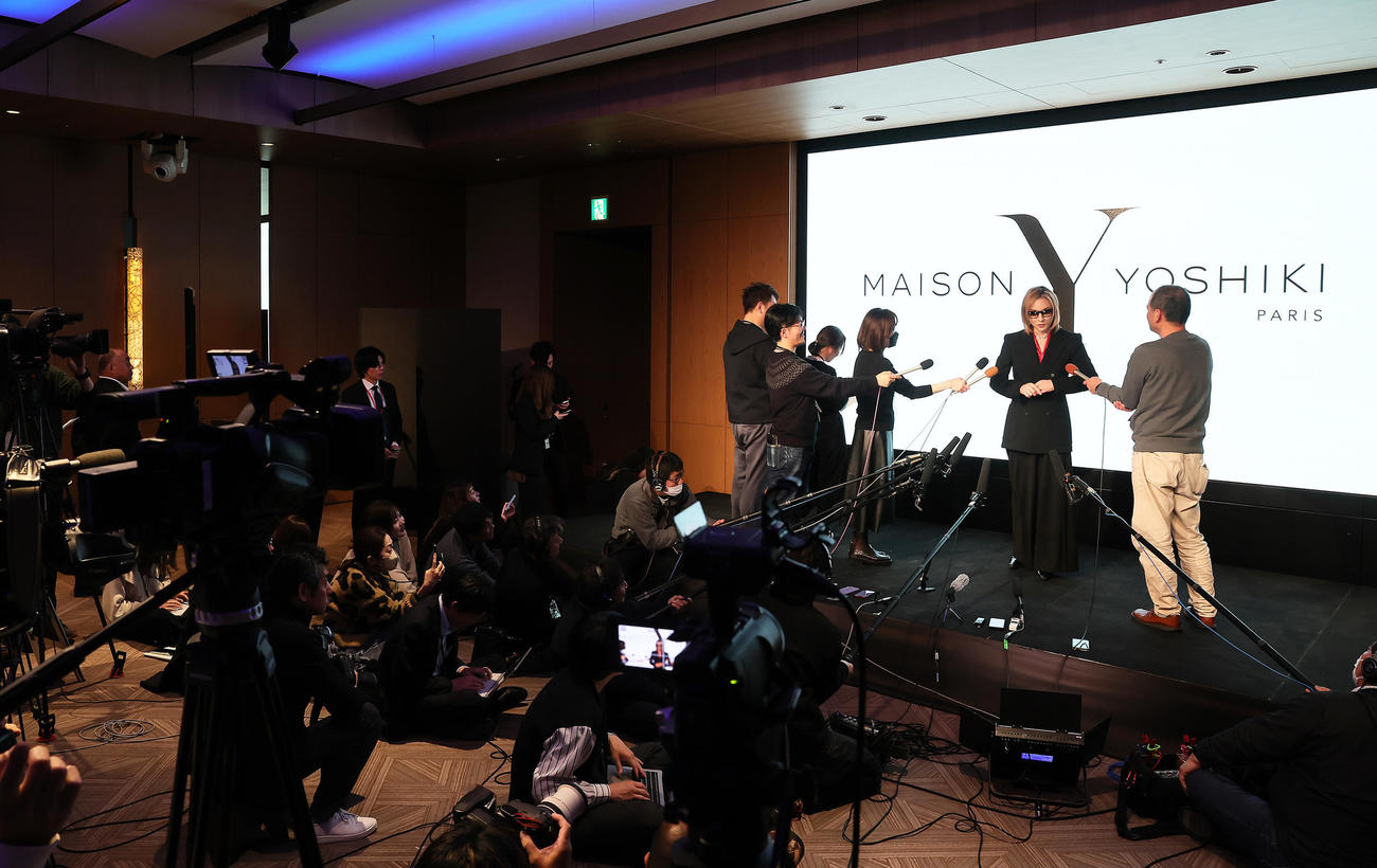 会見後の囲み取材に応じるYOSHIKI（撮影・足立雅史）