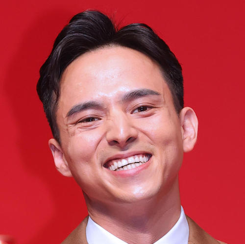 満島真之介、山田孝之を「まねしてやってみた」デビッド・ボウイHEROES風の写真を投稿