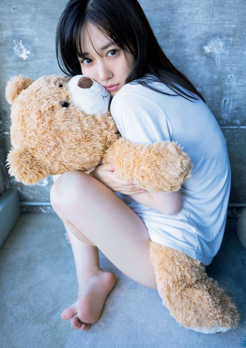 乃木坂46山下美月2nd写真集先行カット公開、美脚チラ見せ部屋着姿でくまのぬいぐるみをハグ