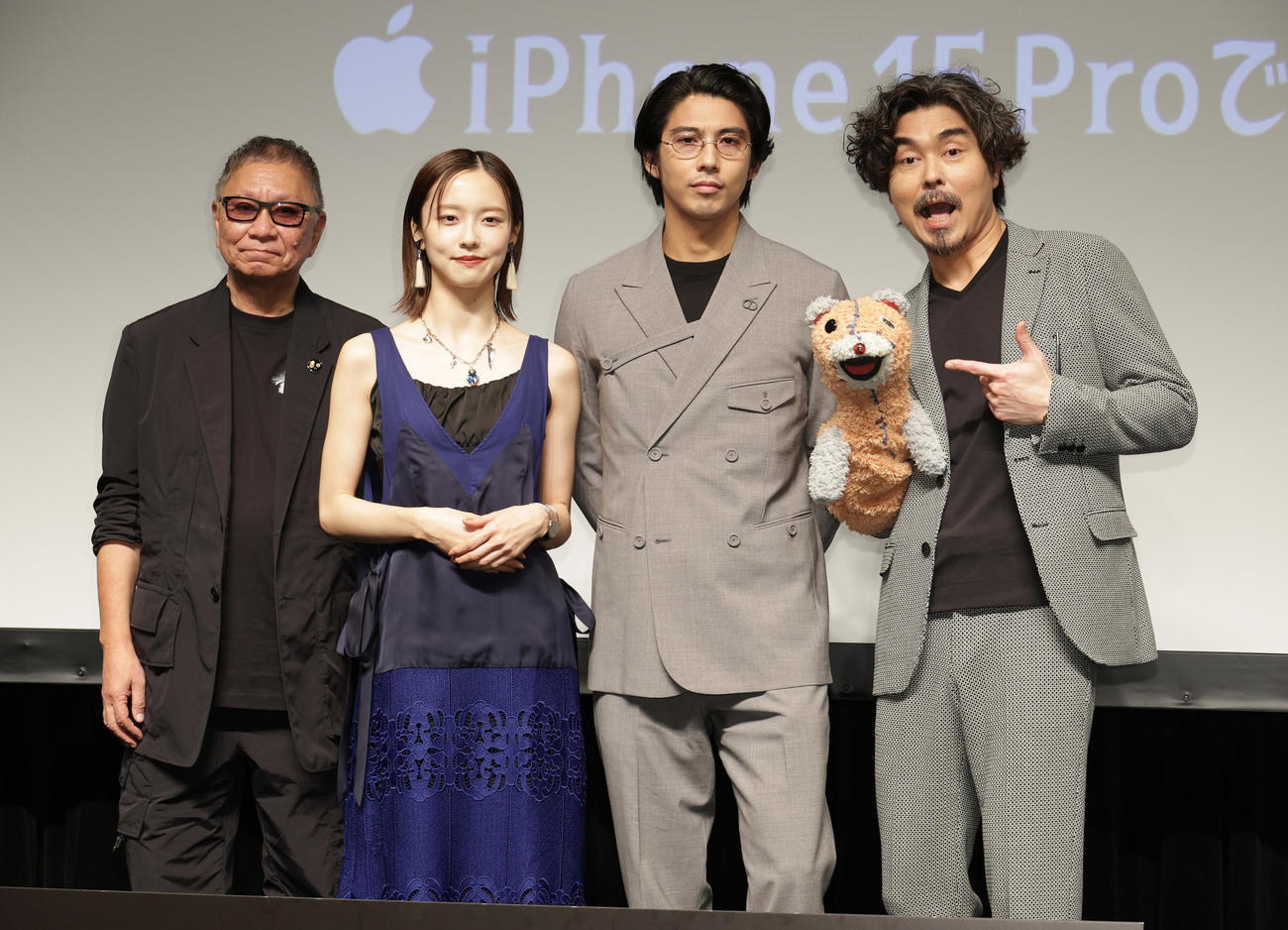 ショートフィルム「ミッドナイト」試写会であいさつする、左から三池崇史監督、加藤小夏、賀来賢人、小澤征悦（撮影・中島郁夫）