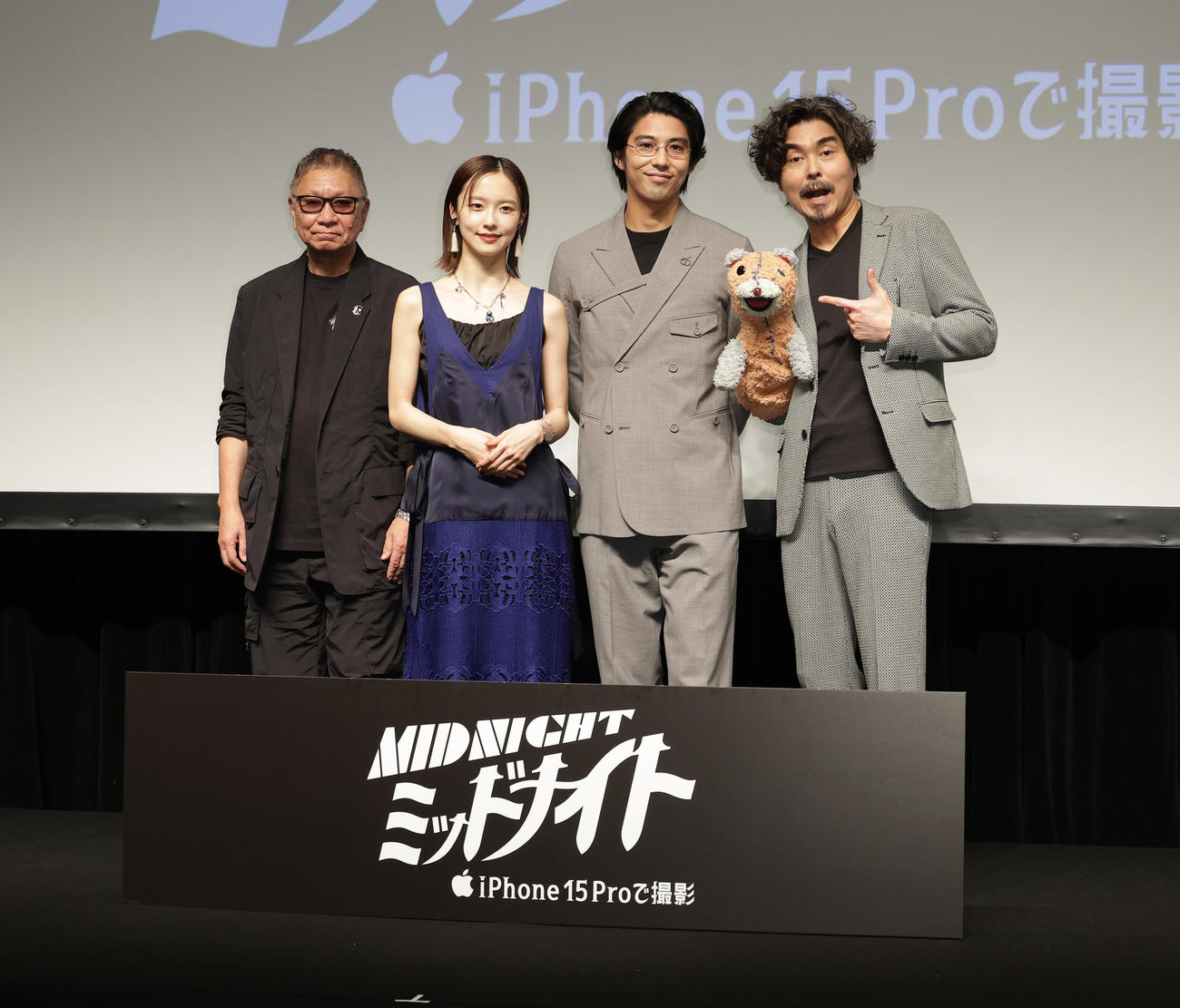 ショートフィルム「ミッドナイト」試写会であいさつする、左から三池崇史監督、加藤小夏、賀来賢人、小澤征悦（撮影・中島郁夫）