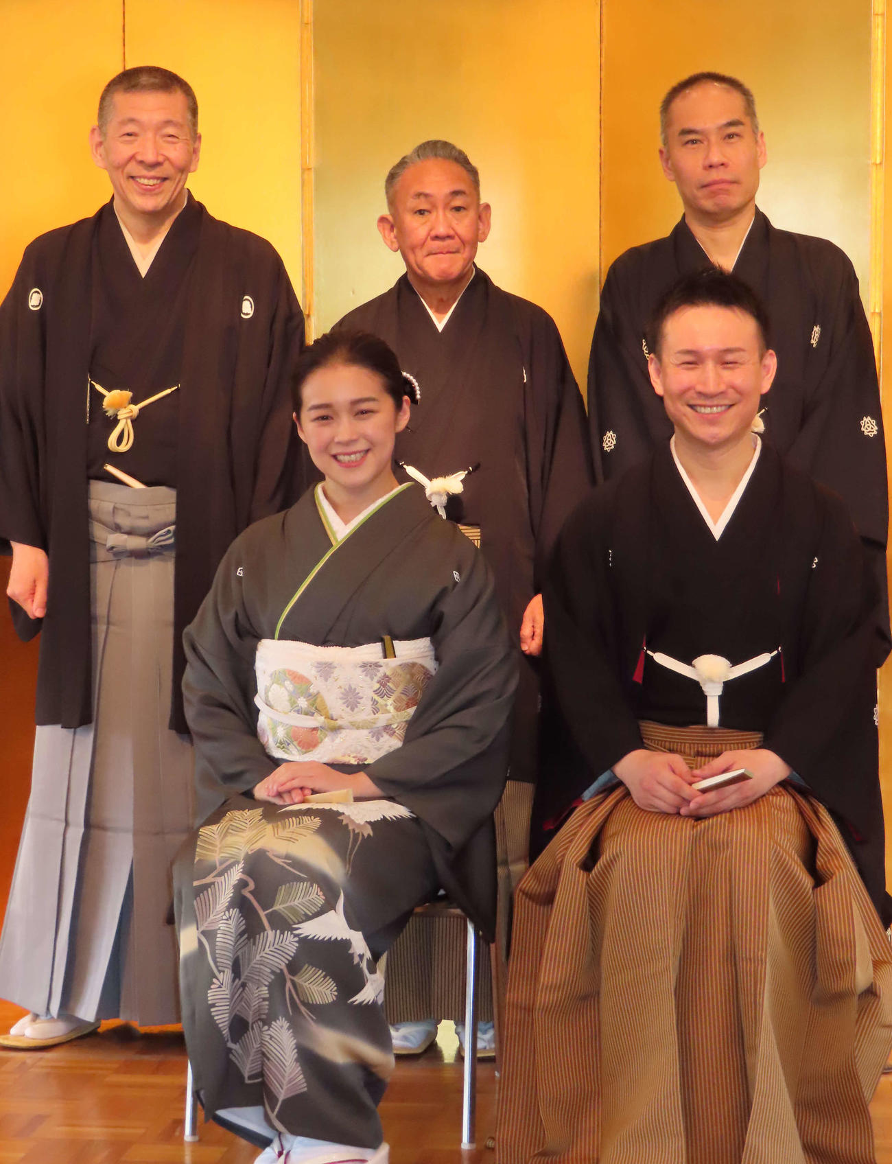 真打ちに昇進する林家つる子（前列左）、三遊亭わん丈（同右）。後列左から柳亭市馬、林家正蔵、三遊亭天どん