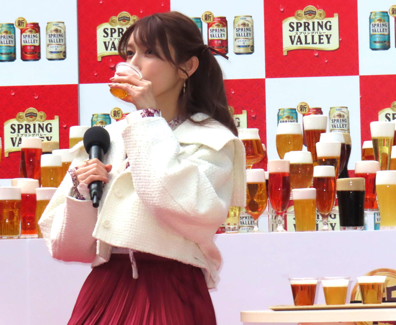4種ビールの飲み比べを楽しむ後藤真希