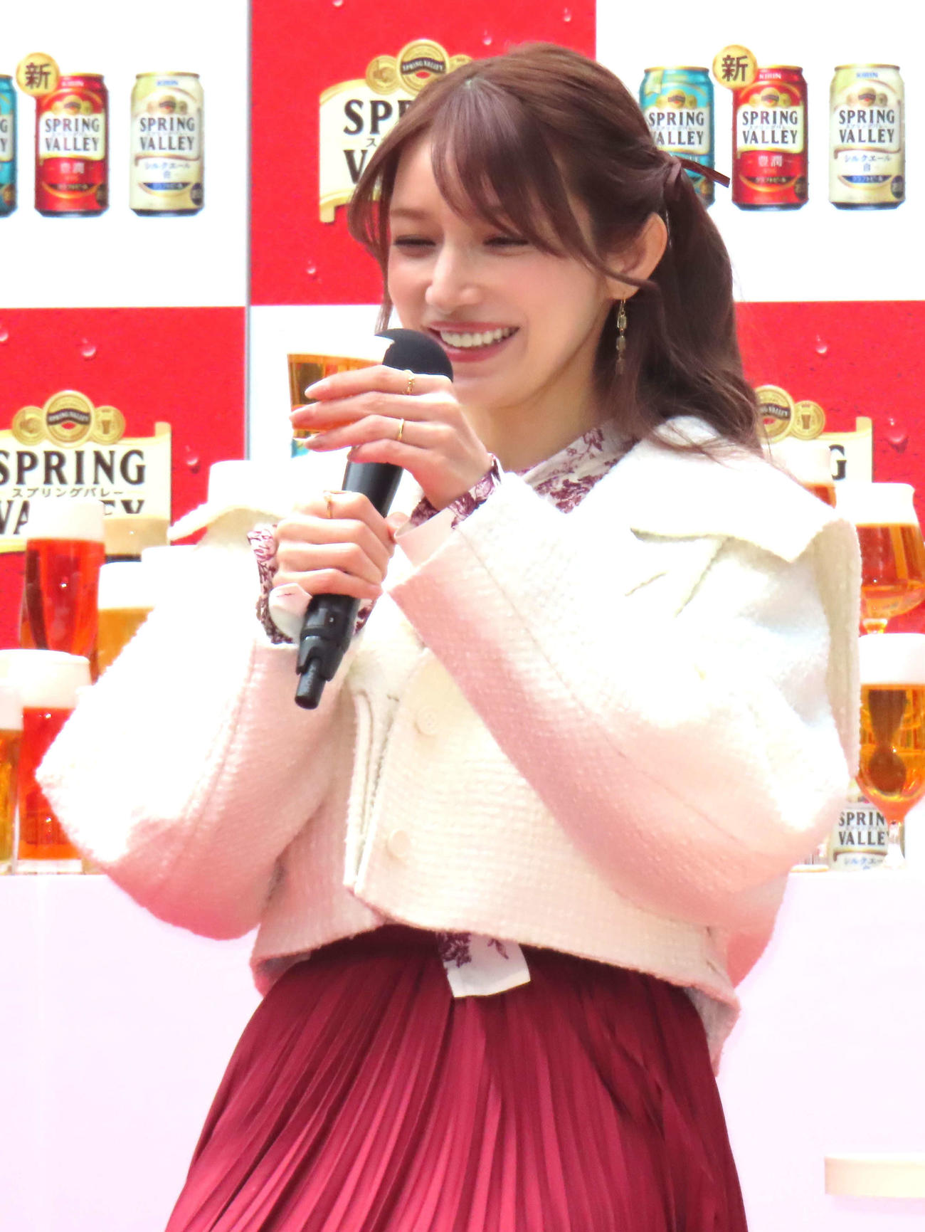 4種ビールの飲み比べを楽しむ後藤真希