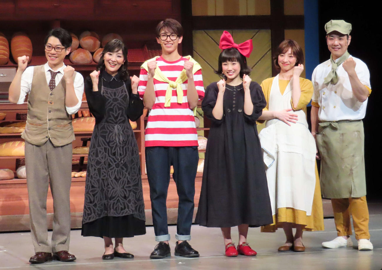 ミュージカル「魔女の宅急便」の初日前会見を行った、左から横山だいすけ、生田智子、深田竜生、山戸穂乃葉、白羽ゆり、藤原一裕